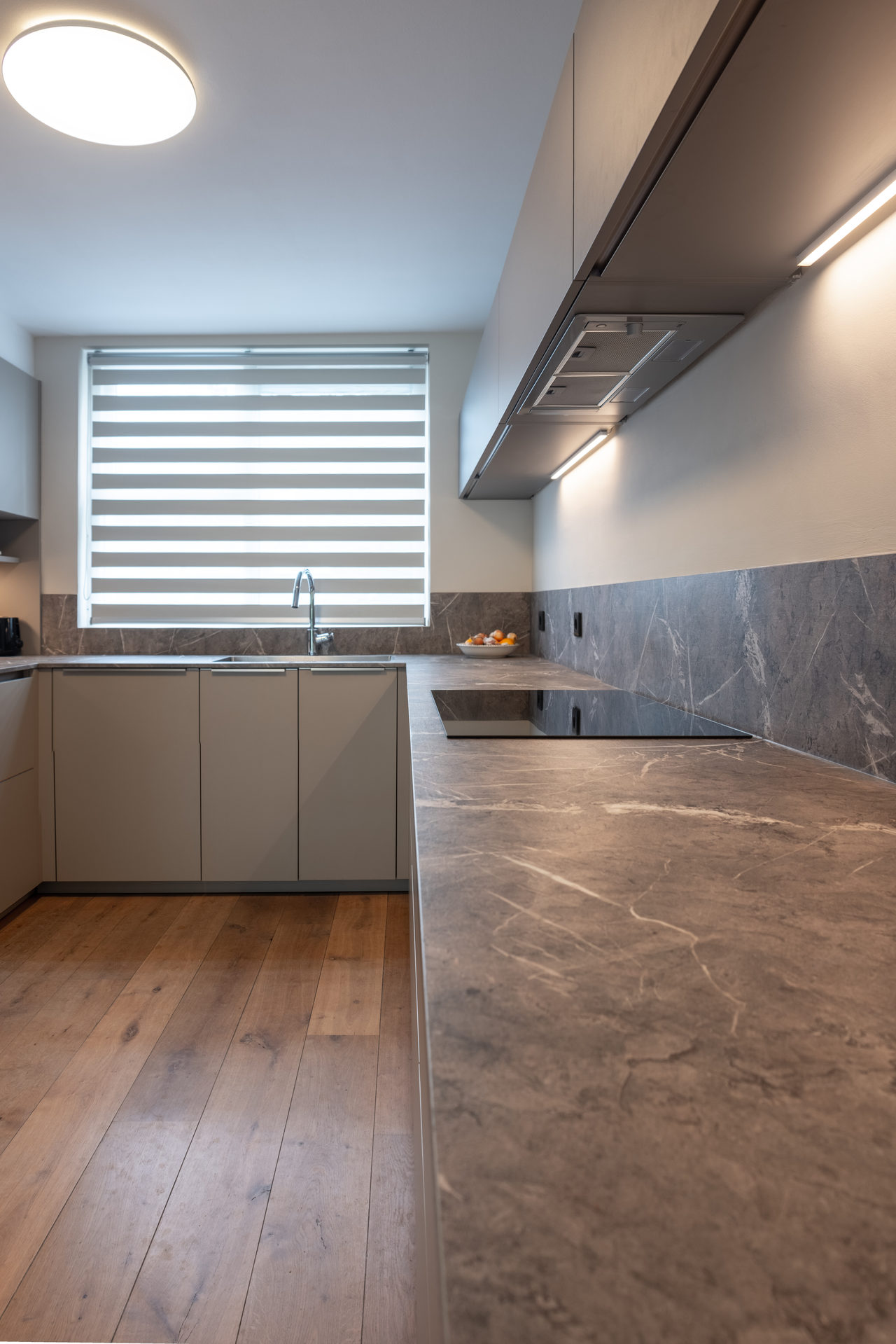 Gray modern kitchen: kitchen design in Amstelveen, photo 7 of 23