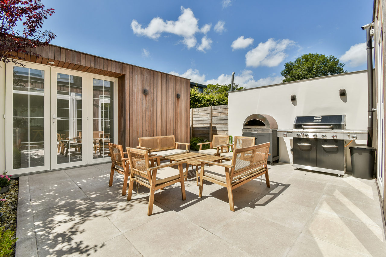 Backyard with outside kitchen, Golden Sands in Amsterdam
