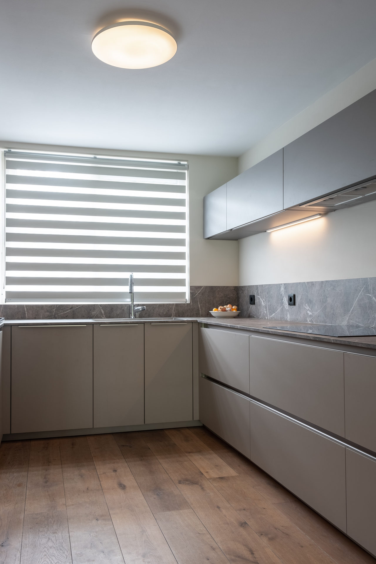 Gray modern kitchen: kitchen design in Amstelveen, photo 4 of 23