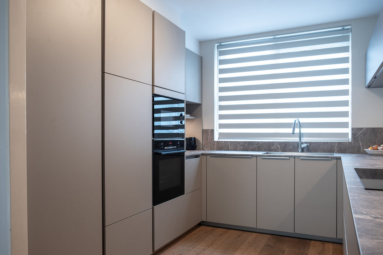 Gray modern kitchen: kitchen design in Amstelveen, photo 13 of 23