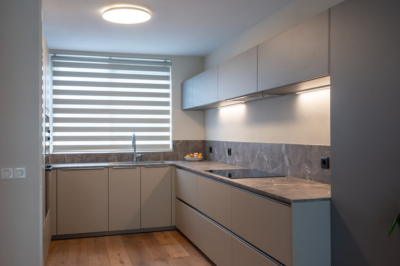 Gray modern kitchen: kitchen design in Amstelveen, photo 14 of 23
