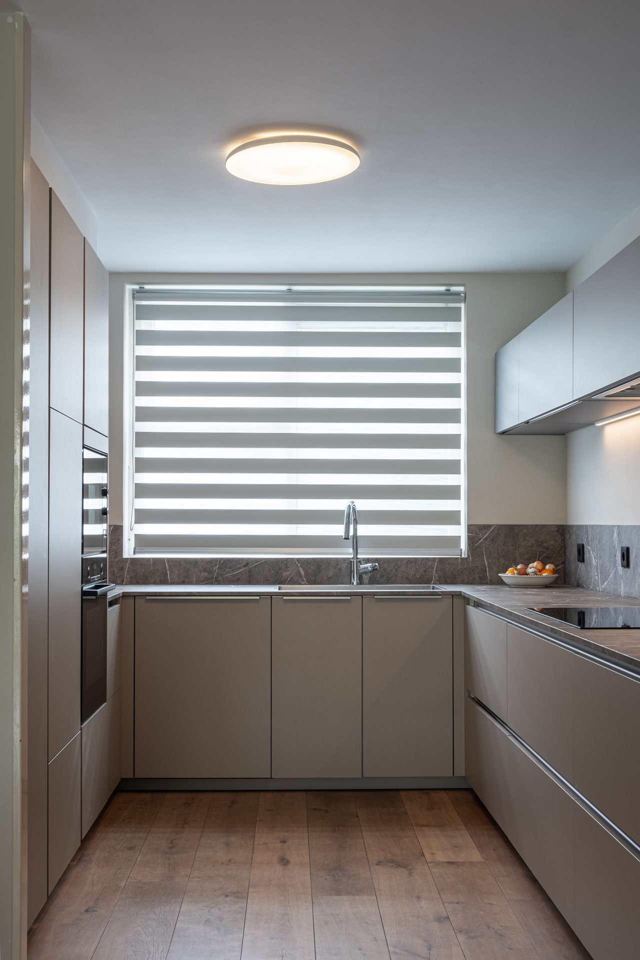 Gray modern kitchen: kitchen design in Amstelveen, photo 3 of 23