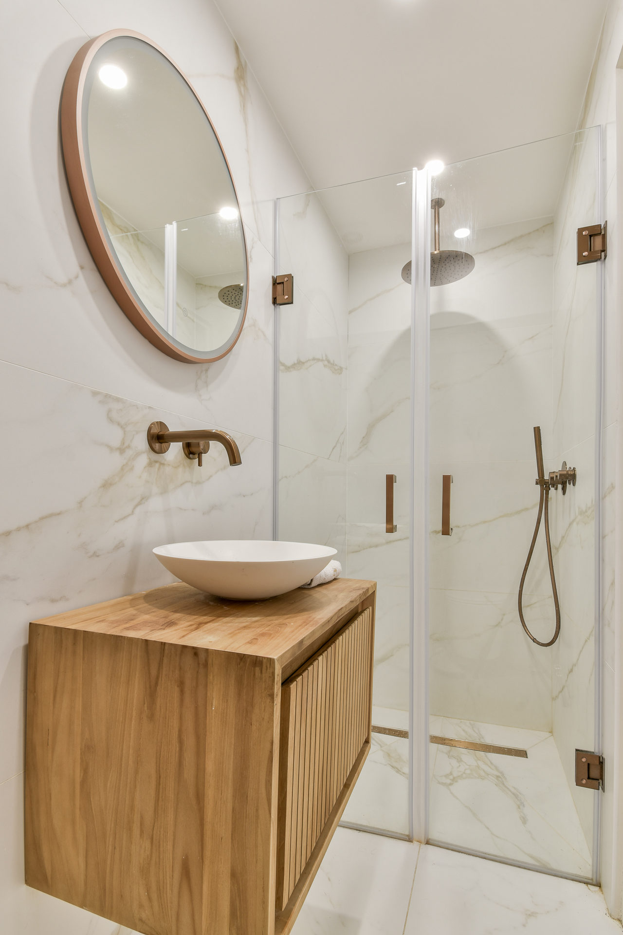guest toilet and shower, Golden Sands in Amsterdam