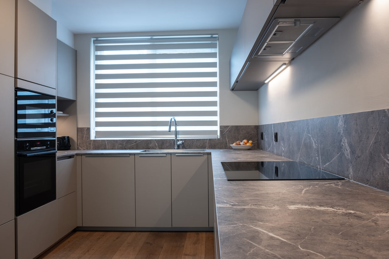 Gray modern kitchen: kitchen design in Amstelveen, photo 12 of 23