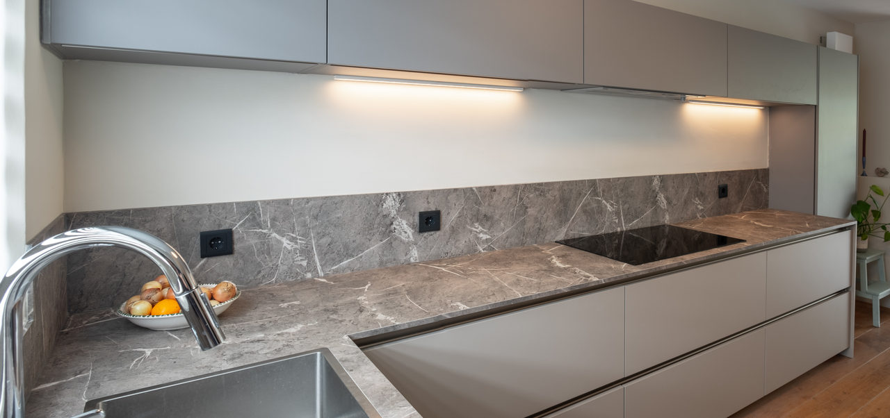 Gray modern kitchen: kitchen design in Amstelveen, photo 5 of 23