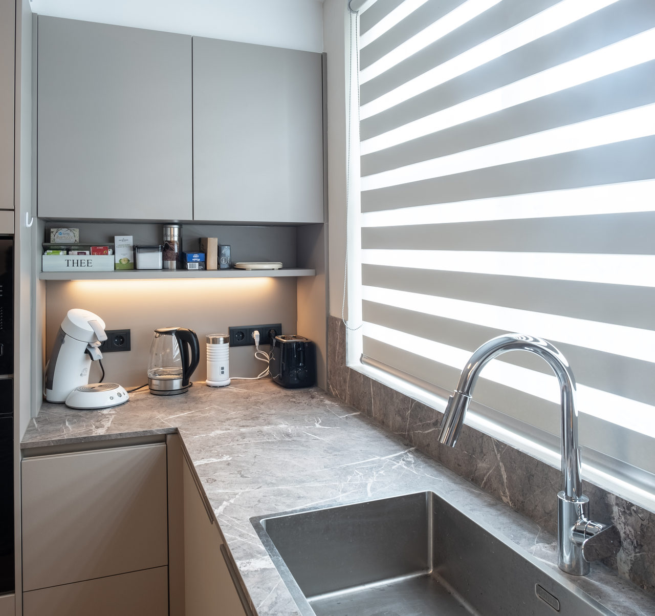 Gray modern kitchen: kitchen design in Amstelveen, photo 8 of 23