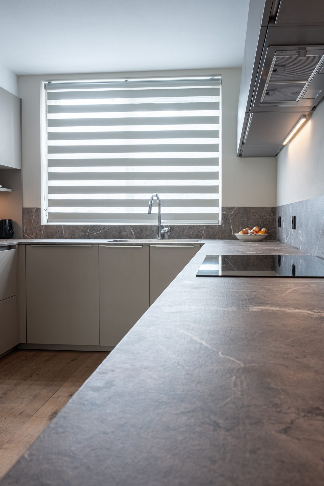 Gray modern kitchen: kitchen design in Amstelveen, photo 2 of 23