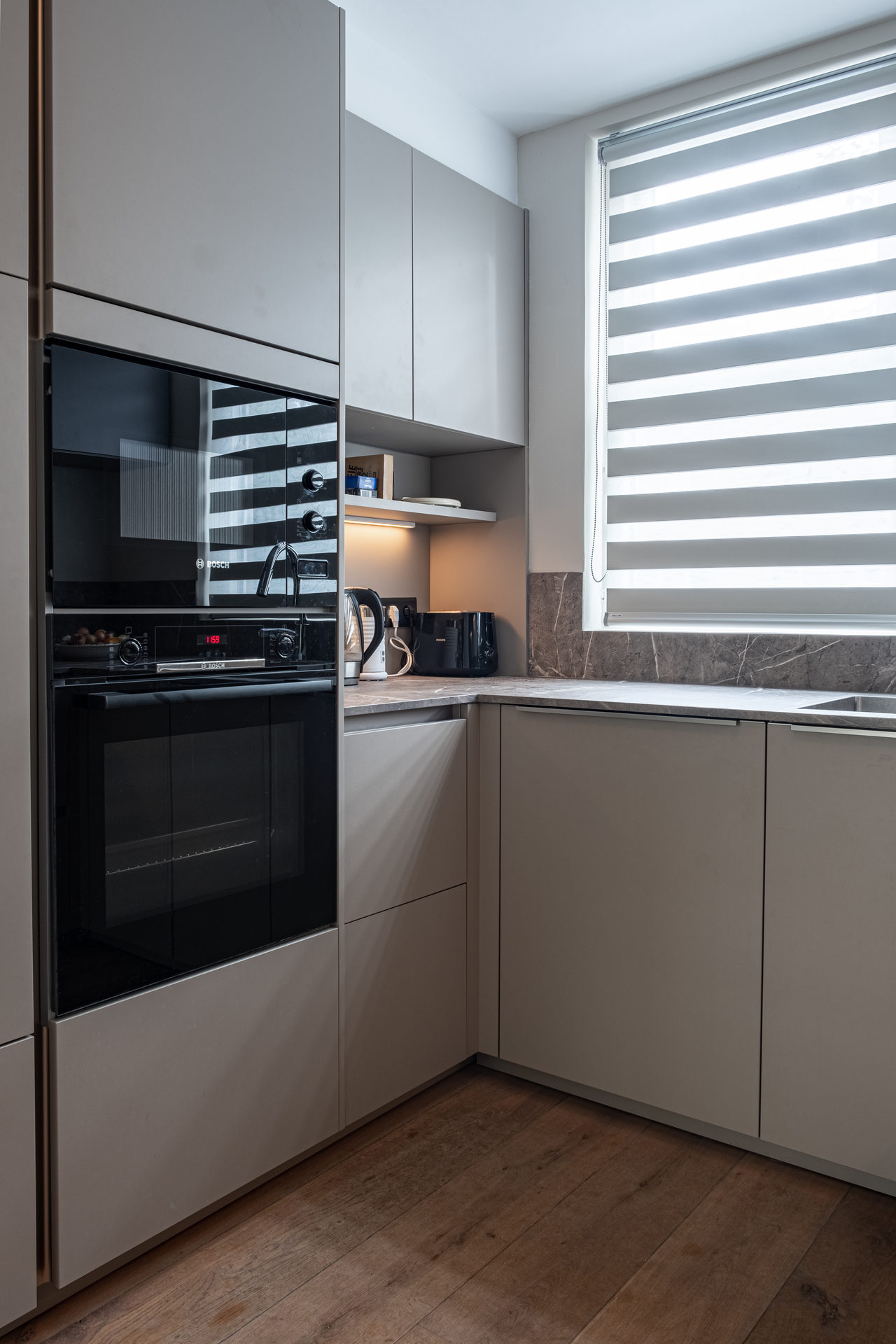 Gray modern kitchen: kitchen design in Amstelveen, photo 1 of 23