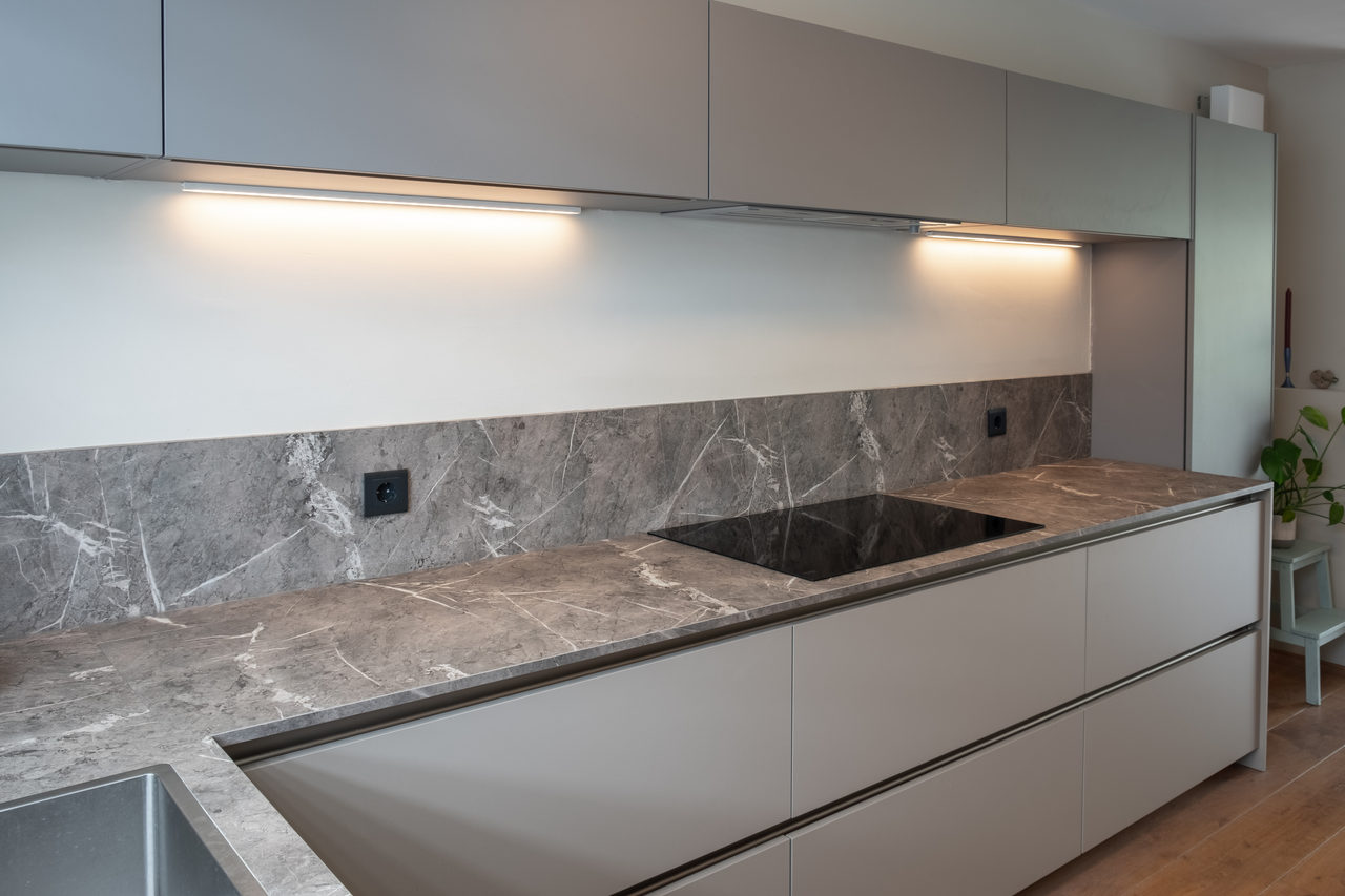 Gray modern kitchen: kitchen design in Amstelveen, photo 6 of 23