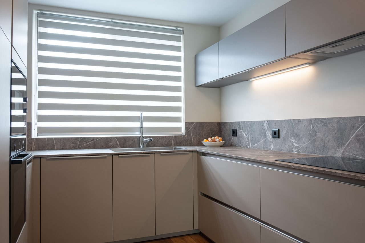 Gray modern kitchen: kitchen design in Amstelveen, photo 10 of 23